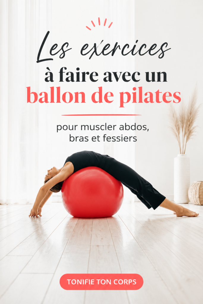 Femme pratiquant des exercices avec un ballon de Pilates pour renforcer son corps.