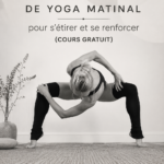 Femme réalisant un flow de yoga matinal apaisant dans un espace lumineux.
