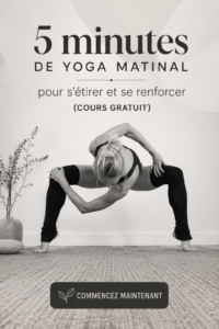 Femme réalisant un flow de yoga matinal apaisant dans un espace lumineux.