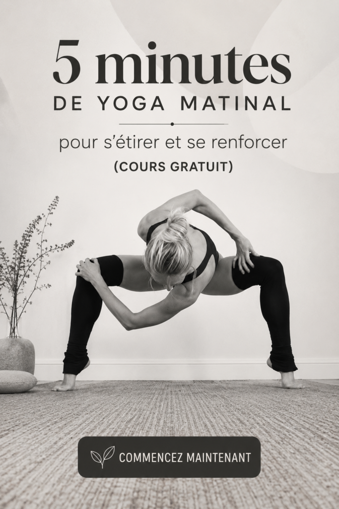 Femme réalisant un flow de yoga matinal apaisant dans un espace lumineux.