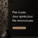 Femmes s'exerçant avec des steps lors d'un cours de fitness dynamique.