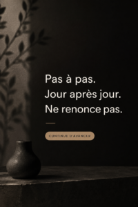 Femmes s'exerçant avec des steps lors d'un cours de fitness dynamique.