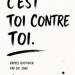 Une femme souriante qui se regarde dans le miroir, symbole de confiance en soi.