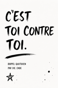 Une femme souriante qui se regarde dans le miroir, symbole de confiance en soi.