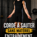 Femme en train de sauter à la corde dans un parc, entraînement dynamique