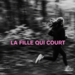 Femme courante dans un parc en pleine nature, illustrant les bienfaits de la course à pied.