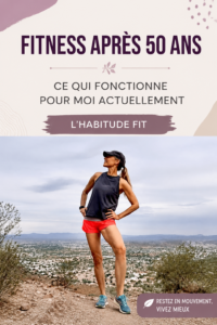 Femme active de plus de 50 ans pratiquant le yoga en plein air, souriante et sereine.