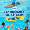 Enfants jouant dans une piscine lors d'une activité aquatique