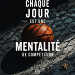 Femme heureuse adoptant une mentalité de jeu au quotidien, entourée de jeux et d'activités ludiques.
