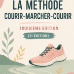 Une femme souriante courant dans un parc en appliquant la méthode Run Walk Run