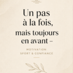 Une femme souriante avec des vêtements de sport, illustrant la motivation et la confiance en soi.