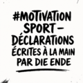 Une femme souriante en pleine séance de sport, entourée de phrases inspirantes affichées sur des panneaux.