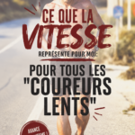 Une coureuse souriante sur un sentier vert avec une allure lente