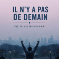 Femme méditant dans un parc, appréciant le moment présent.