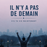 Femme méditant dans un parc, appréciant le moment présent.