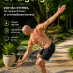 Femme pratiquant le Qigong au lever du soleil pour une matinée pleine d'énergie.