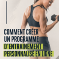 Femme utilisant un ordinateur pour créer un programme d'entraînement personnel en ligne