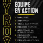 Femme courant avec enthousiasme lors d'un événement Hyrox.
