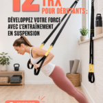 Femme s'entraînant avec un équipement TRX dans un cadre convivial