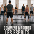 Femme présentant avec enthousiasme, illustrant l'importance d'intros et outros impactantes.