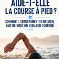 Femme nageant dans une piscine à la lumière naturelle, illustrant les bienfaits de la natation pour les coureurs.