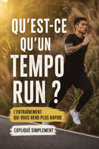 Femme en pleine course réalisant un tempo run sur une piste de jogging.