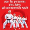 Femme en train de pratiquer le karaté en classe, souriante et motivée.