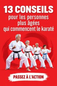 Femme en train de pratiquer le karaté en classe, souriante et motivée.