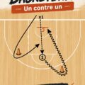 Un entraîneur montrant à une joueuse des exercices de basketball en un contre un.