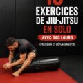 Femme pratiquant des exercices de BJJ avec un sac de frappe à la maison.