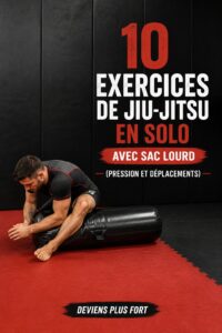 Femme pratiquant des exercices de BJJ avec un sac de frappe à la maison.