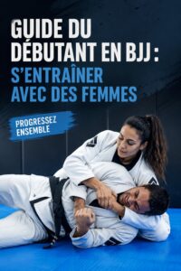 Femme s'entraînant au Jiu-Jitsu brésilien sur un tatami avec un sourire confiant.