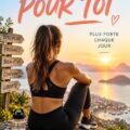 Femme courant dans un parc, souriante et motivée pour faire du sport.