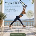 Une femme pratiquant le Yoga TRX dans un parc ensoleillé, utilisant des sangles pour s'étirer et se renforcer.