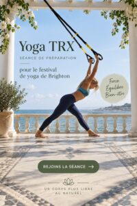 Une femme pratiquant le Yoga TRX dans un parc ensoleillé, utilisant des sangles pour s'étirer et se renforcer.