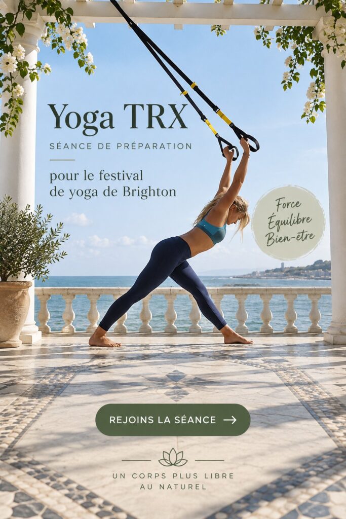 Une femme pratiquant le Yoga TRX dans un parc ensoleillé, utilisant des sangles pour s'étirer et se renforcer.
